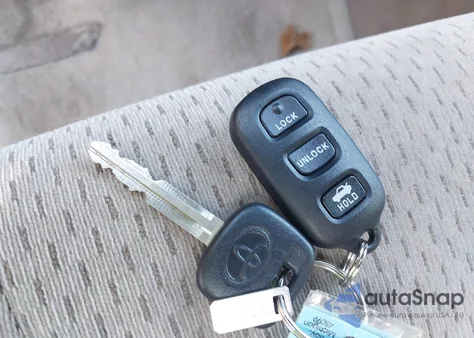 2004 Toyota Camry Le z USA, uszkodzony, nr VIN 4T1BE32K34U348637